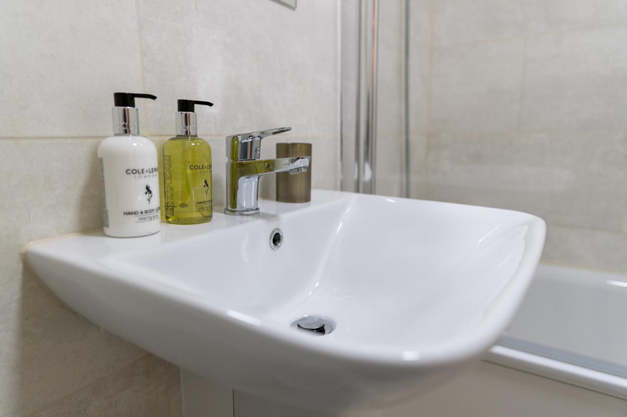 Comfort Heathrow 5 Mins To The Terminal Homestay