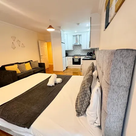 Comfort Heathrow Stay 5 Mins To The Terminal Stanwell Exterior photo