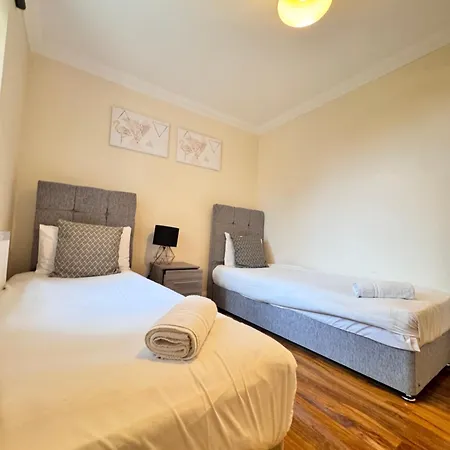 Comfort Heathrow Stay 5 Mins To The Terminal Stanwell Exterior photo