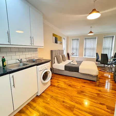 Comfort Heathrow Stay 5 Mins To The Terminal Stanwell Exterior photo