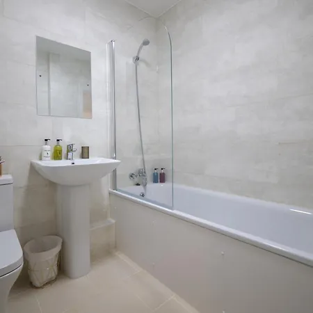 Comfort Heathrow Stay 5 Mins To The Terminal Stanwell Exterior photo