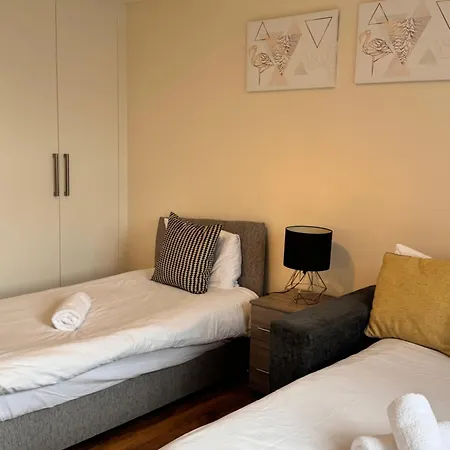 Comfort Heathrow Stay 5 Mins To The Terminal Stanwell Exterior photo