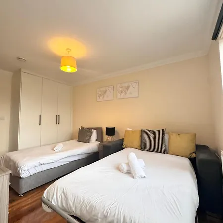 Comfort Heathrow Stay 5 Mins To The Terminal Stanwell Exterior photo