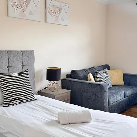 Comfort Heathrow Stay 5 Mins To The Terminal Stanwell Exterior photo