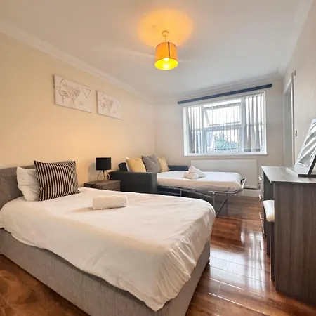 Comfort Heathrow Stay 5 Mins To The Terminal Stanwell Exterior photo