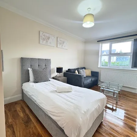 Comfort Heathrow Stay 5 Mins To The Terminal Stanwell Exterior photo